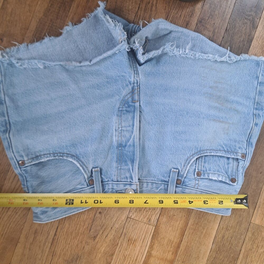 Levi's 501 Jean Shorts Denim Size 29 Womens Distressed Cut Off Light Wash FLAWED - Picture 4 of 10